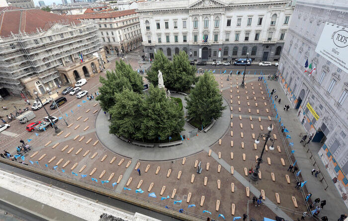 La Uil porta 172 bare in piazza Scala a Milano contro i morti sul lavoro