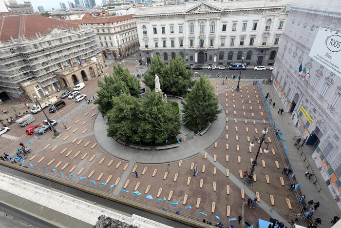 La Uil porta 172 bare in piazza Scala a Milano contro i morti sul lavoro