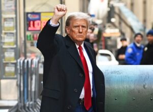 Trump, il cui cervello sembra essere stato mangiato dai vermi, sostiene che RFK Jr. è un “falso” antivaccinista la cui famiglia sta tramando per conquistare il paese