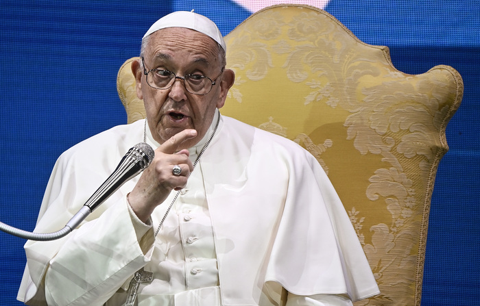 Il Papa: “Il pianeta è in fiamme, non sappiamo vivere come fratelli”