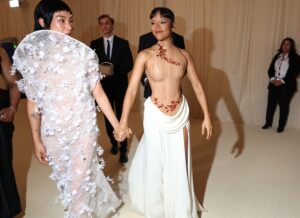 Al Met Gala del 2024 l’accessorio migliore era la mano del vostro migliore amico