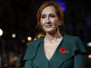 “Arbitro trans? No, è un uomo”. JK Rowling manda in tilt il mondo Lgbt