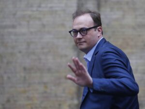 “FdI è il partito più grande: lo auguro a Santoro”. Cerno a gamba tesa sul giornalista candidato in Europa