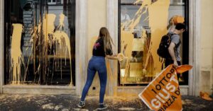 Blitz di Ultima Generazione: imbrattati negozi del lusso a via Condotti. Aggrediti gli attivisti