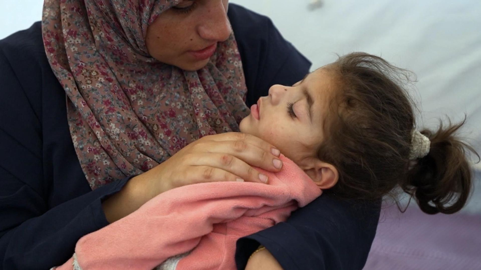 A una bambina di tre anni, affetta da una malattia molto rara, è stato negato di fuggire da Gaza per essere curata