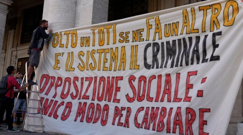 Arresto di Toti, a Genova nuovo presidio di Usb e Potere al Popolo per chiedere le dimissioni: “Emerso il marcio di un sistema”