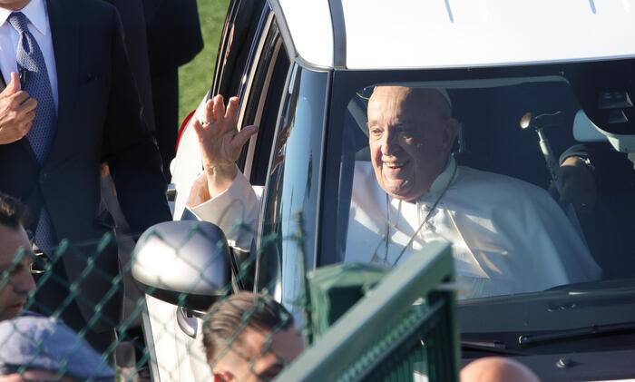 Papa Francesco a Verona all’Arena di Pace, in 10mila lo applaudono