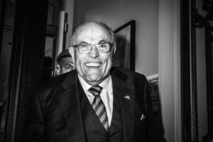Rudy Giuliani compie 80 anni e vorrebbe un rasoio elettrico, un iPad, un televisore a schermo piatto e un profumo di colonia: il report
