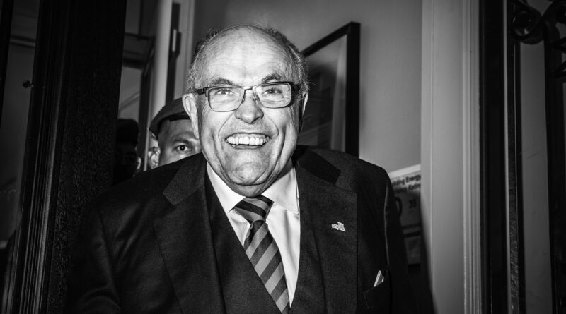 Rudy Giuliani compie 80 anni e vorrebbe un rasoio elettrico, un iPad, un televisore a schermo piatto e un profumo di colonia: il report