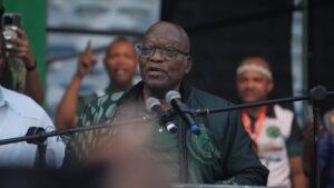 Migliaia di persone accorrono per vedere l’ex presidente sudafricano che si rivolta contro il suo ex partito