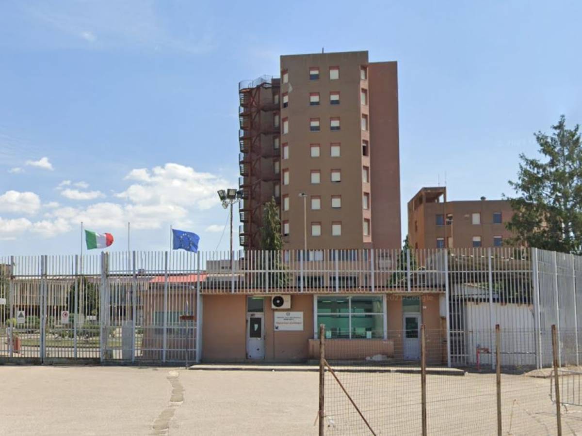 Rivolta nel carcere di Benevento, un’ala distrutta. “Agenti in ostaggio, 2 feriti”