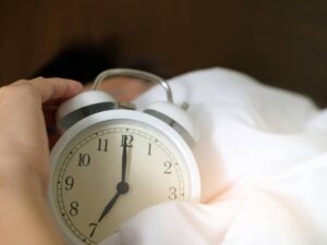 Malattie, stress, peso che aumenta: i rischi di dormire meno di 7 ore