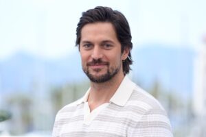 Lucas Bravo racconta il suo nuovo film a Cannes e il futuro di Gabriel in “Emily in Paris”