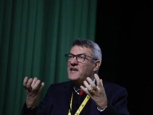 Meloni antidemocratica e collettivi non violenti: il mondo al contrario di Landini