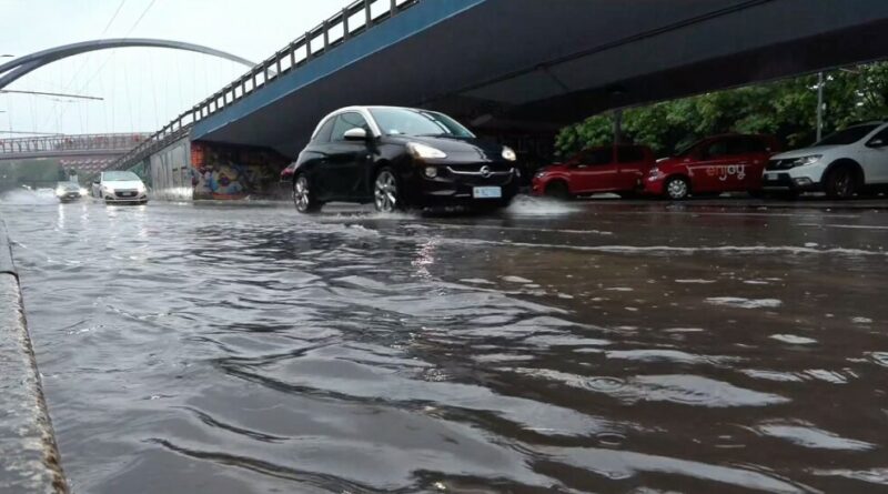 Allerta meteo rossa a Milano e in Lombardia: “Evitare gli spostamenti non necessari. Seveso e Lambro a rischio esondazione”
