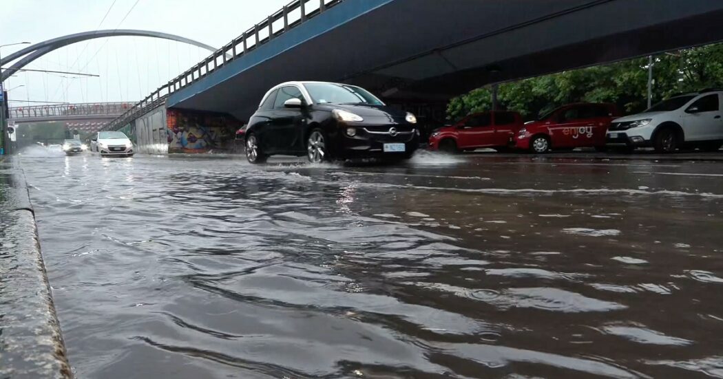 Allerta meteo rossa a Milano e in Lombardia: “Evitare gli spostamenti non necessari. Seveso e Lambro a rischio esondazione”