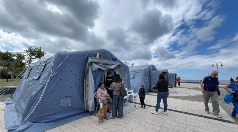 Terremoto Campi Flegrei, dichiarata l’emergenza provinciale: domani vertice con Meloni e ministri. Evacuato il carcere di Pozzuoli, chiuse le scuole. I cittadini: “Cantieri nelle vie di fuga”