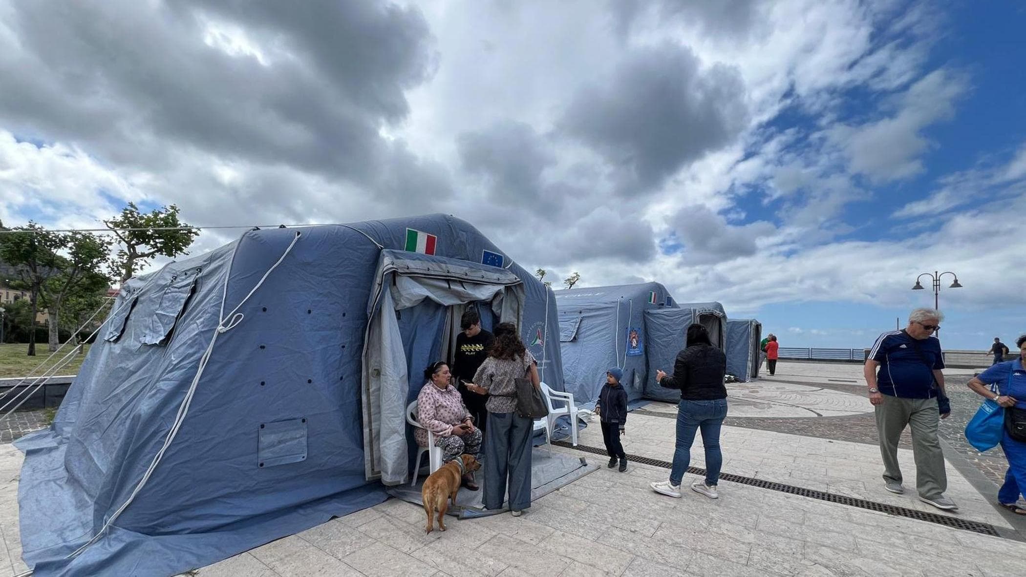 Terremoto Campi Flegrei, dichiarata l’emergenza provinciale: domani vertice con Meloni e ministri. Evacuato il carcere di Pozzuoli, chiuse le scuole. I cittadini: “Cantieri nelle vie di fuga”