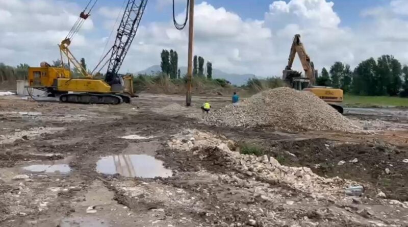 Albania, blitz di deputati del Pd nelle aree che ospiteranno i centri per migranti: “70.000 metri quadri di nulla”