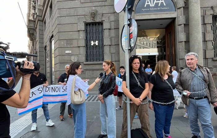 Disforia di genere, i genitori dei ragazzi incatenati sotto Aifa