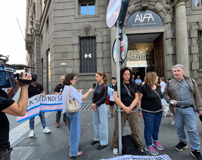 Disforia di genere, i genitori dei ragazzi incatenati sotto Aifa