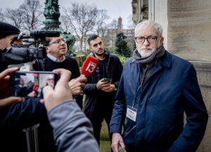 Voto Gb: Corbyn in corsa, sinistra pacifista contro Starmer