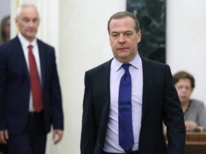 “Se gli Usa attaccano sarà guerra mondiale”. La nuova minaccia di Medvedev