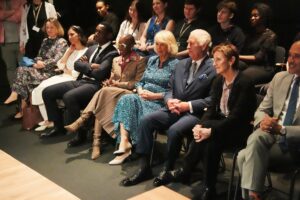 Re Carlo e Cynthia Erivo condividono una risata alla Royal Academy of Dramatic Arts