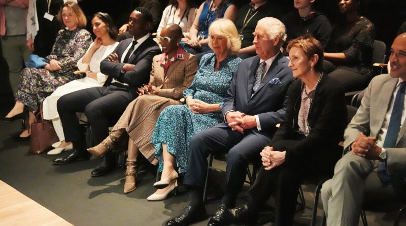 Re Carlo e Cynthia Erivo condividono una risata alla Royal Academy of Dramatic Arts