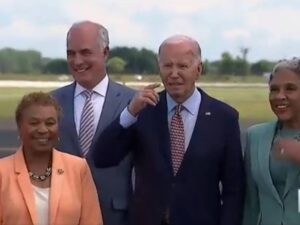 “Hai battuto la testa?”. Biden perde le staffe dopo una domanda sulla sua età