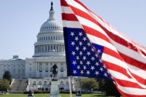I sostenitori di Trump sventolano bandiere statunitensi capovolte per protestare contro il verdetto di colpevolezza a New York