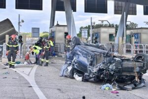 Incidente al casello autostradale, tre morti