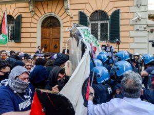“Il nostro sangue è diverso?”. L’ira degli agenti contro le violenze degli studenti