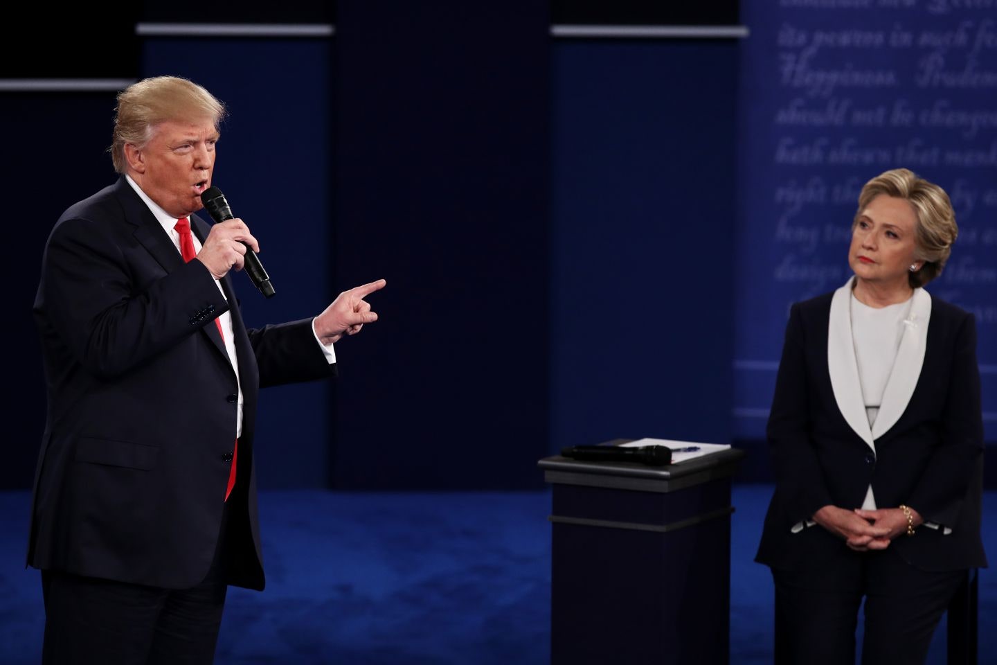 Donald Trump, che rischia il carcere, sostiene assurdamente di non aver mai chiesto di mettere in galera Hillary Clinton