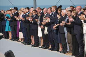 Celebrazioni del D-Day in Normandia, ovazione per Zelensky