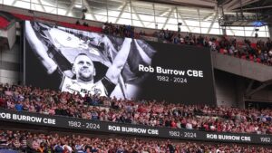 I tifosi del rugby rendono omaggio a Rob Burrow a Wembley e Twickenham