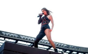 Taylor Swift interrompe il più grande concerto di sempre allo stadio della Scozia per un infortunio alla mano e un fan in difficoltà