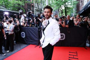 Come Jonathan Bailey si è destreggiato tra ‘Wicked’ e ‘Fellow Travelers’: “Era la fama dalla vita in giù”