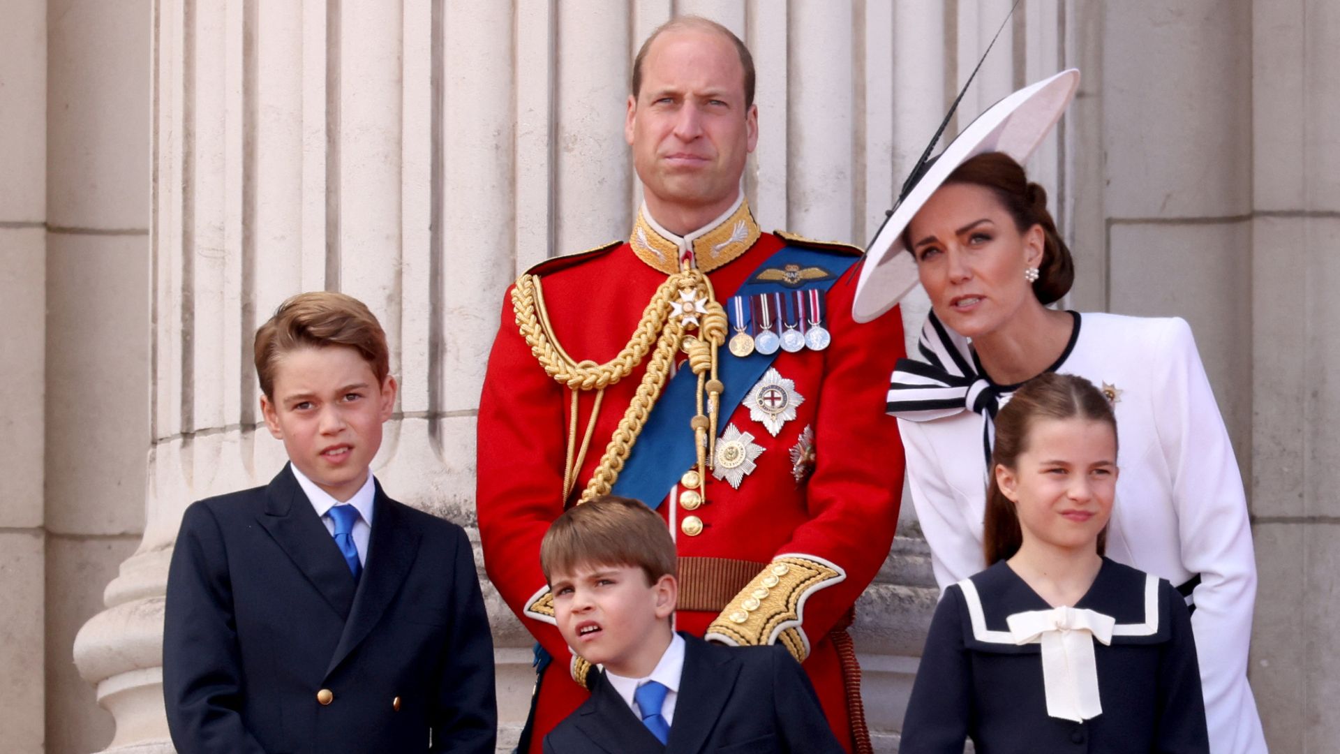 Il principe Louis balla con le cornamuse mentre i bambini reali assistono al Trooping the Colour