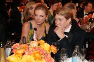 L’ex di Taylor Swift, Joe Alwyn, dice la sua su “Il reparto dei poeti torturati”