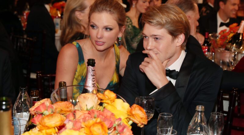 L’ex di Taylor Swift, Joe Alwyn, dice la sua su “Il reparto dei poeti torturati”