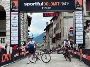 “Dovevo andare a messa ed ero in ritardo”: anziana non si ferma all’alt e investe tre ciclisti della Dolomiti Race
