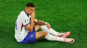 Mbappé scherza sulla maschera, ma l’infortunio è brutto: salta l’Olanda