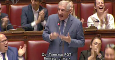 Foti (FdI) scatenato in Aula perde la voce: “Vi abbiamo beccato con le mani nella marmellata, buona fortuna ‘camposanto'”
