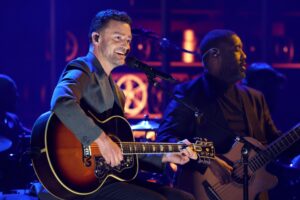 Justin Timberlake si lamenta della “settimana difficile” al primo concerto dopo l’arresto per guida in stato di ebbrezza