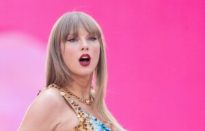 Taylor Swift posa per un selfie reale con il principe William, il principe George e la principessa Charlotte