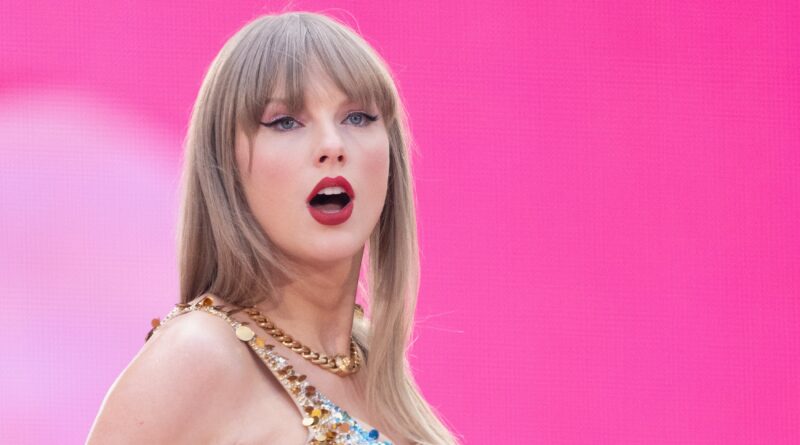 Taylor Swift posa per un selfie reale con il principe William, il principe George e la principessa Charlotte