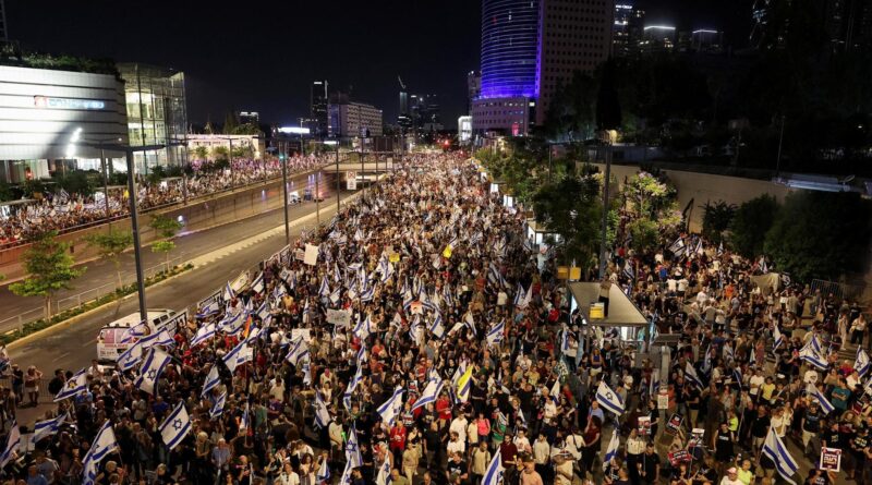 Guerra Israele – Hamas, le notizie di oggi. Media: “Israele intensifica bombardamenti e attacchi aerei su Rafah”. Proteste antigovernative a Tel Aviv, tre arresti