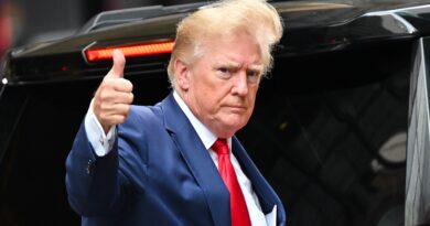 Donald Trump appoggia l’esposizione dei 10 comandamenti nelle scuole, probabilmente venderà tavolette placcate d’oro con la sua faccia entro la fine dell’anno