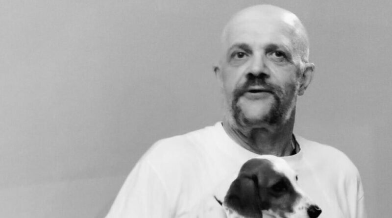 “Non mi affittano casa perché sono gay, vogliono una famiglia tradizionale”: la denuncia del docente Alessandro Manfredini